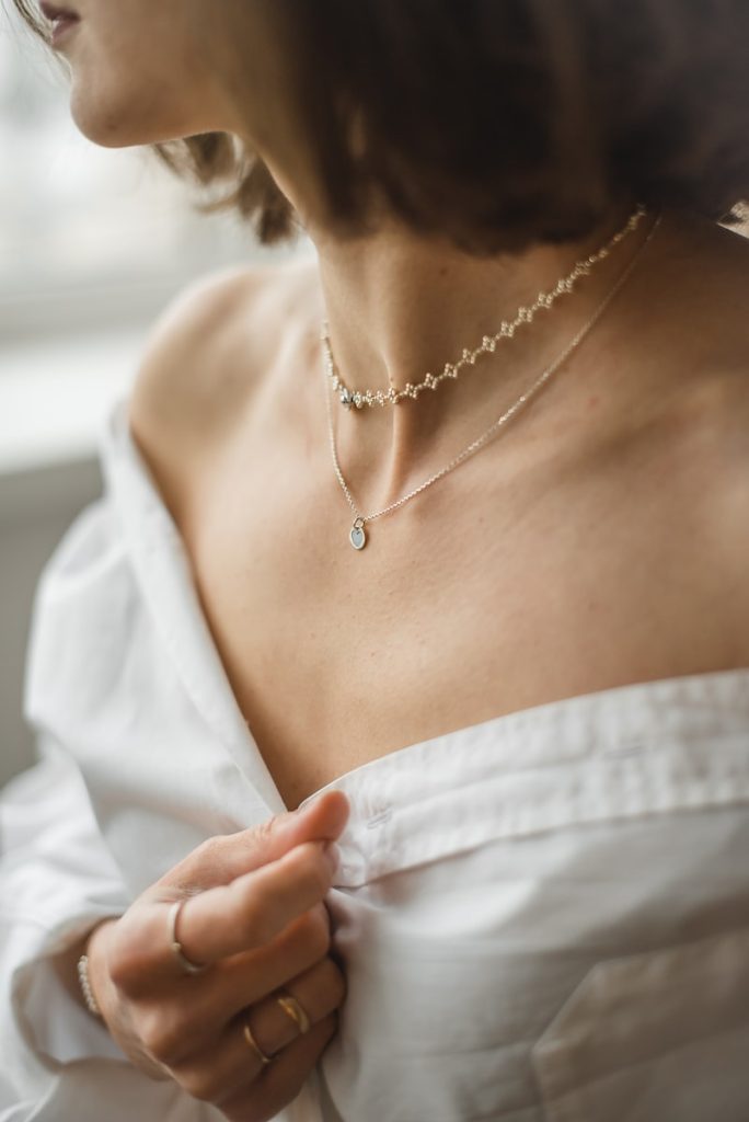femme avec un bijoux