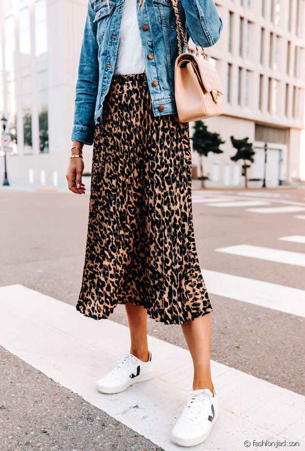 femme qui porte une jupe longue avec des basket blanche