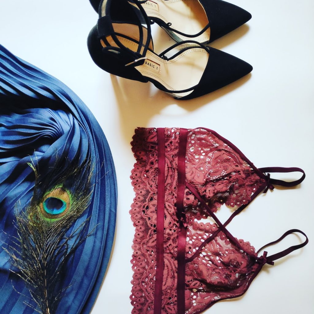 une photo avec une écharpe des chaussures à talons et un soutien-gorge