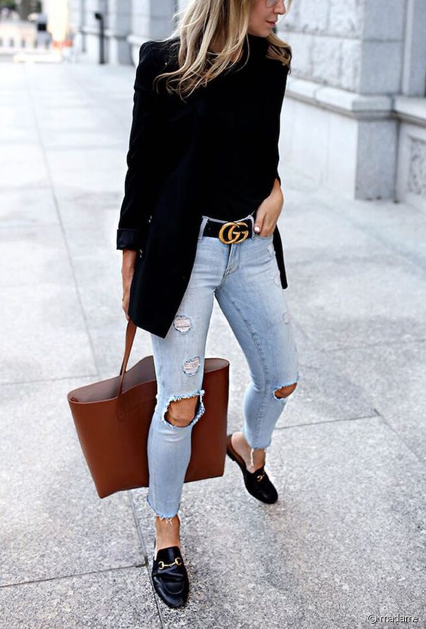 femme qui porte des mocassins