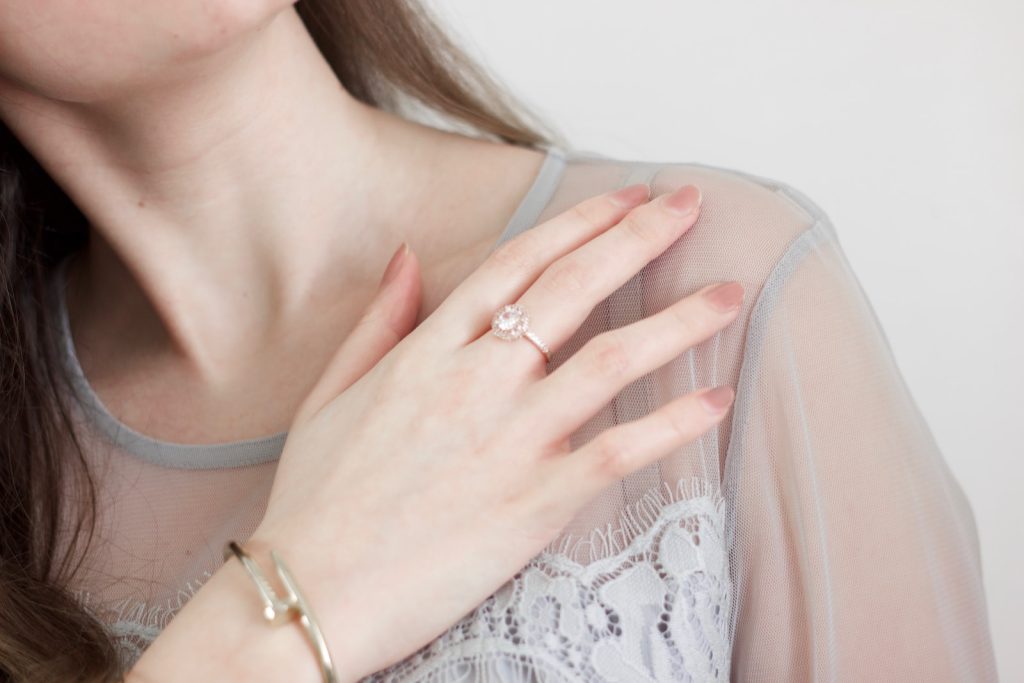 femme qui porte une bague fantaisie 