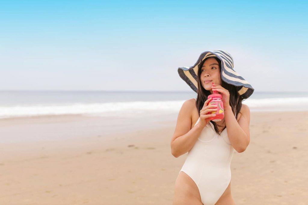 femme en maillot de bain menstruels a la plage