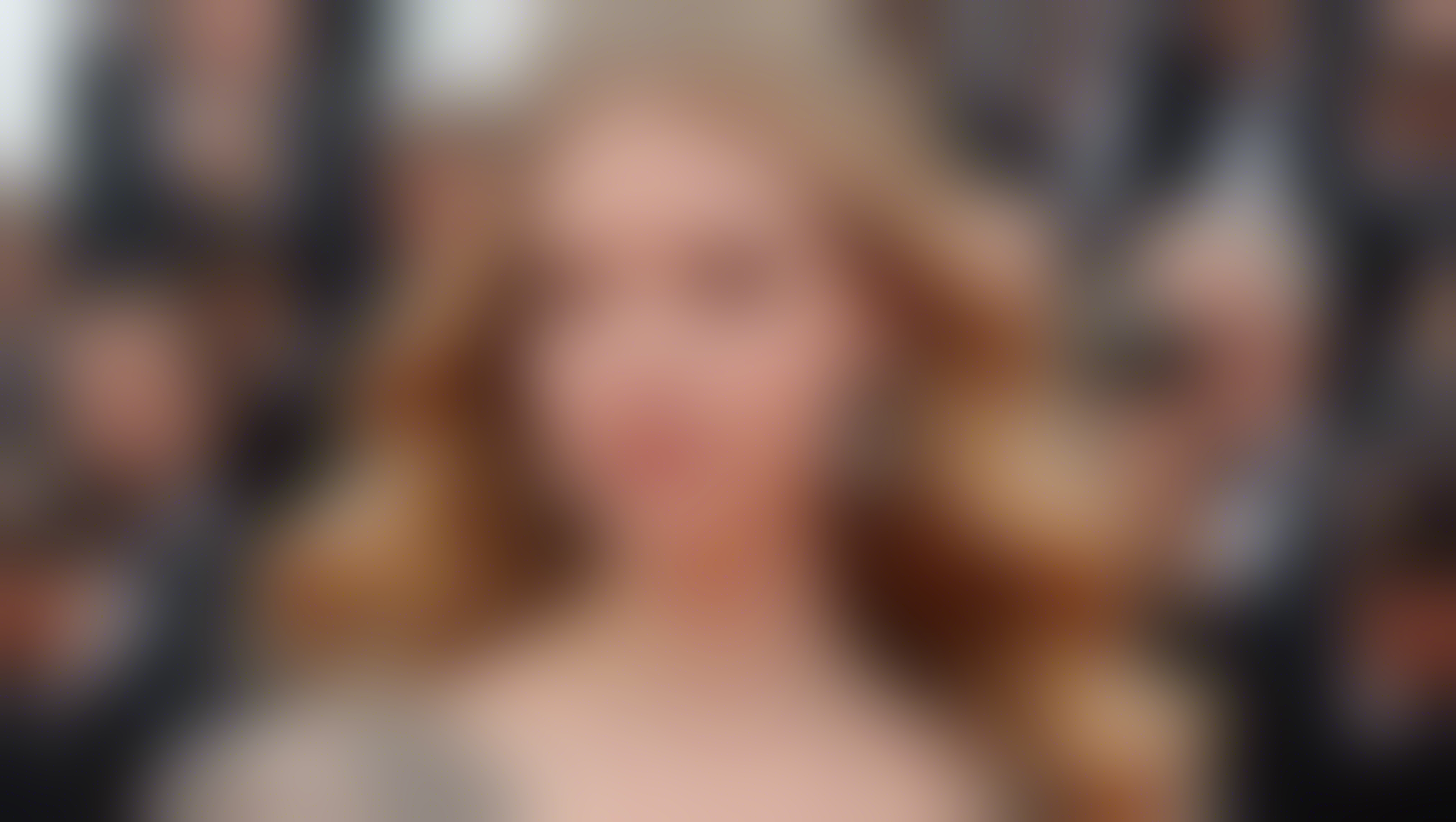 découvrez comment anya taylor-joy a brillé au festival de cannes avec son style audacieux et glamour, suite au succès de la série le jeu de la dame.