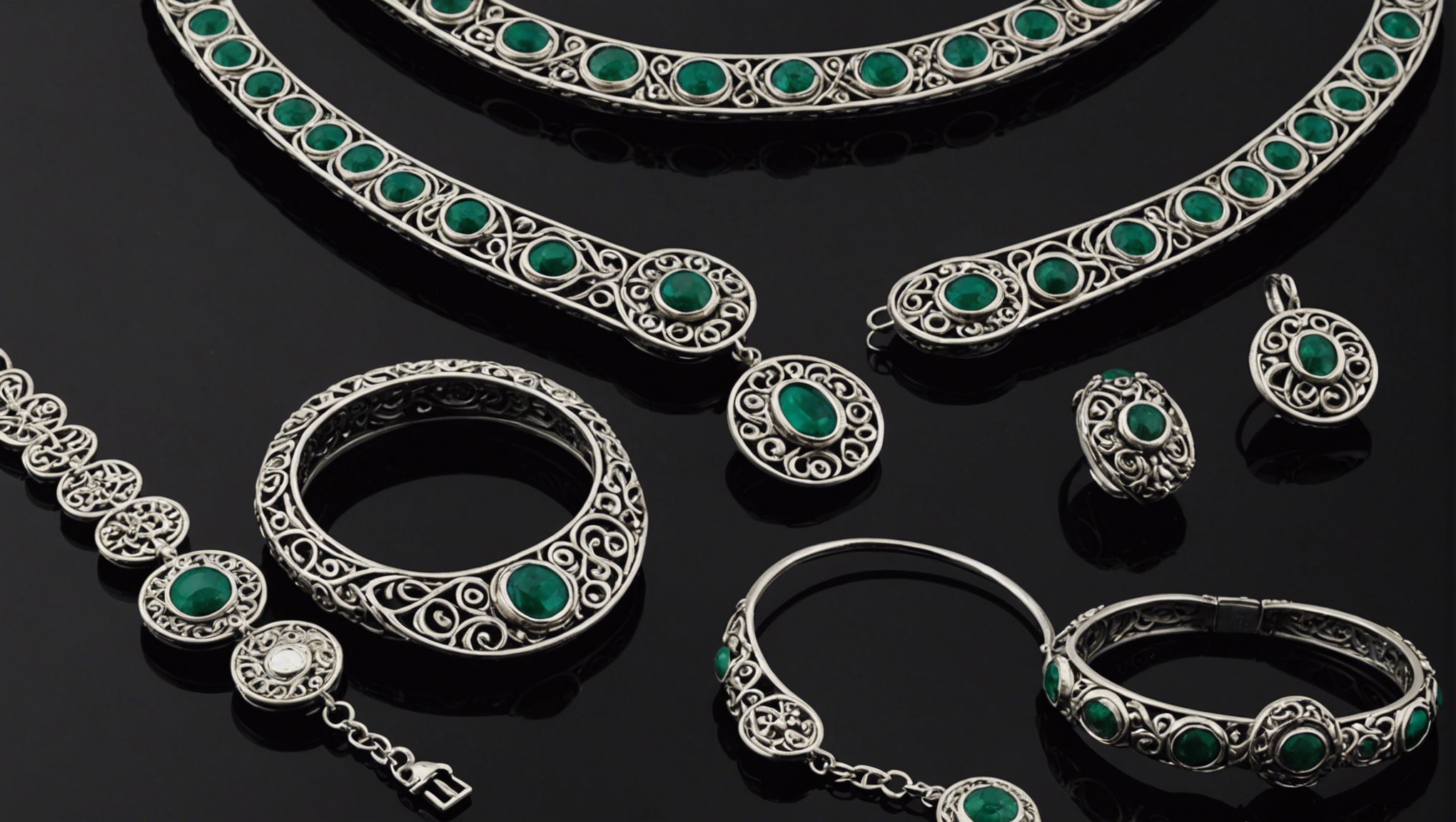 découvrez nos bijoux artisanaux envoûtants fabriqués à bayonne, pour porter un morceau du pays basque autour de votre cou.