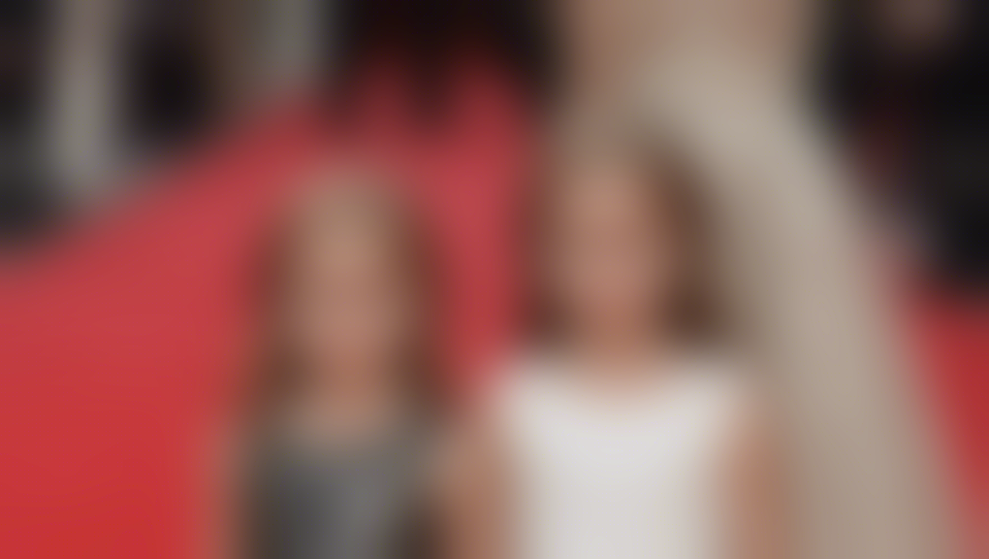 découvrez la ressemblance surprenante entre angelina jolie et sa fille vivienne sur le tapis rouge. qui est la plus belle ?